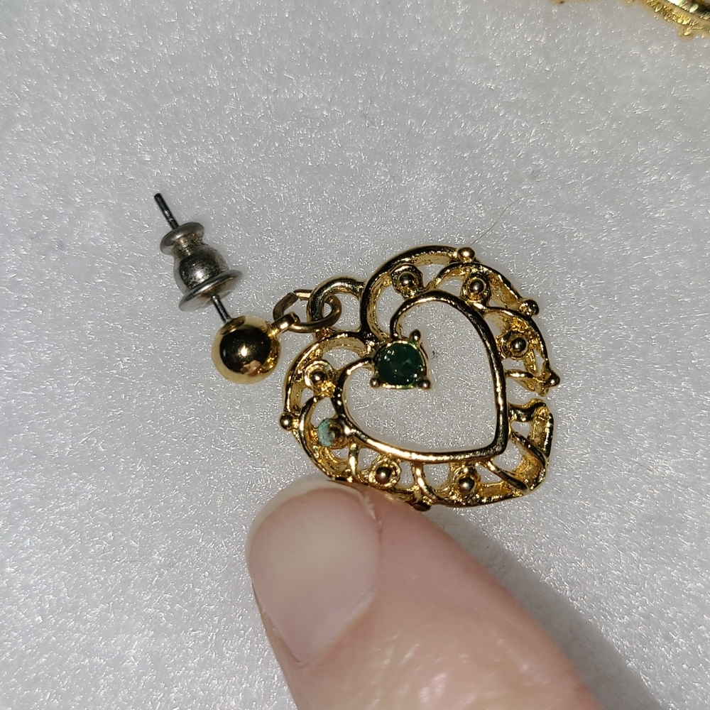 Vintage Lot: Emeralds & Ruby Faux Gems Gold-tone Heart Brooches & Earrings - Picture 6 of 7